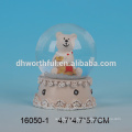 Resina personalizada globo de agua de nieve con estatuilla de oso blanco